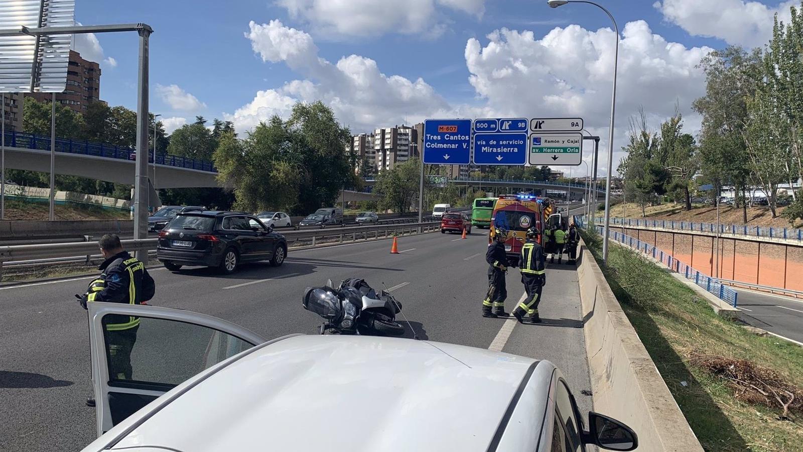  Herido grave un motero al chocar contra un vehículo en la M-607