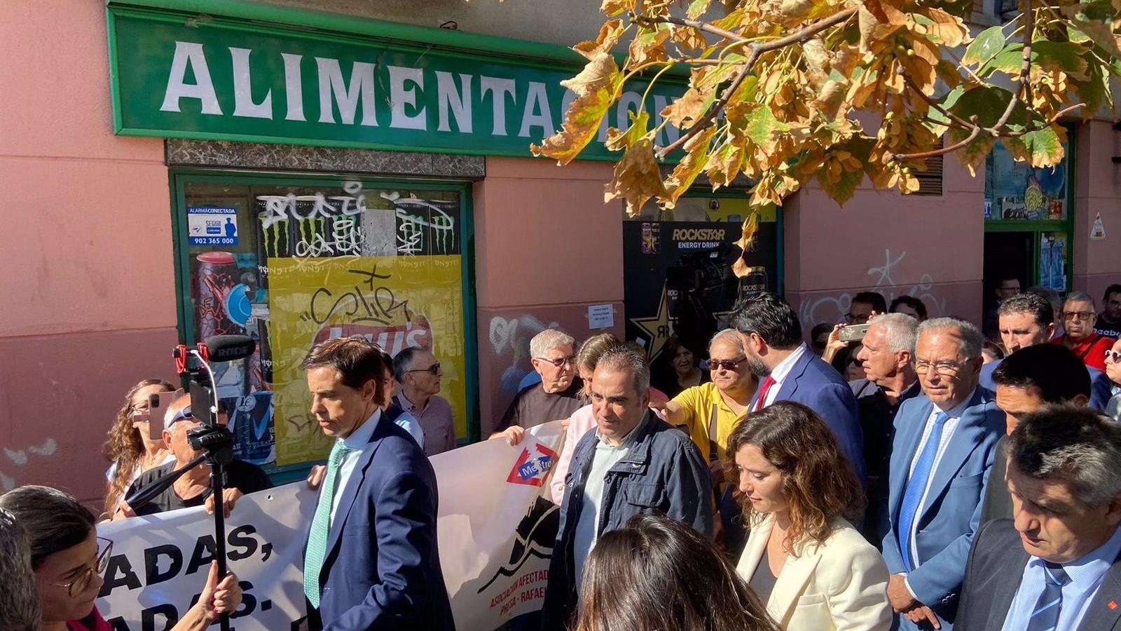 Los afectados por la 7B en San Fernando reciben a Ayuso al grito de "Metro culpable" y exigiendo soluciones