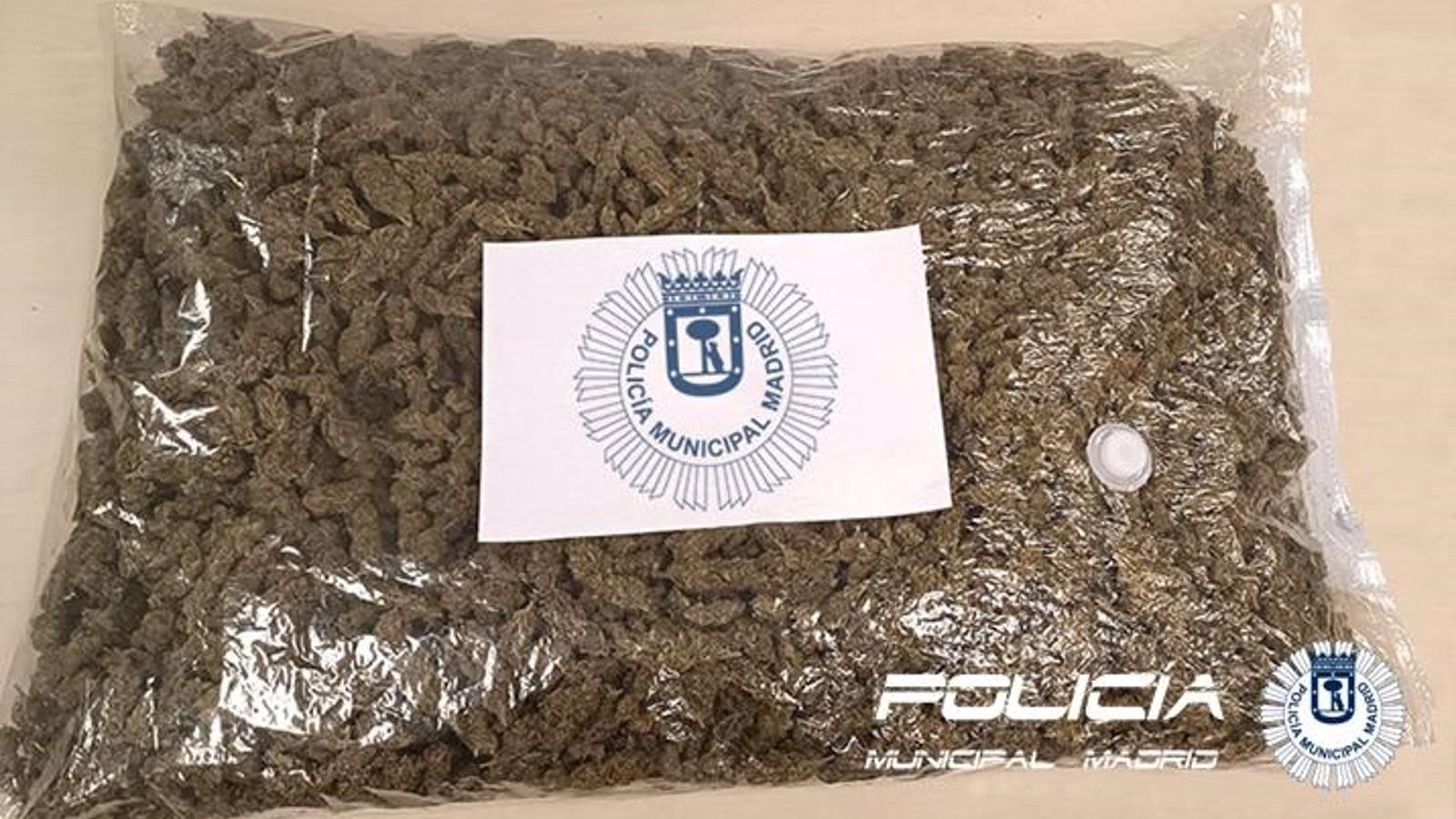 Detenidos dos hombres que llevaban en su coche más de 4 kilos de marihuana