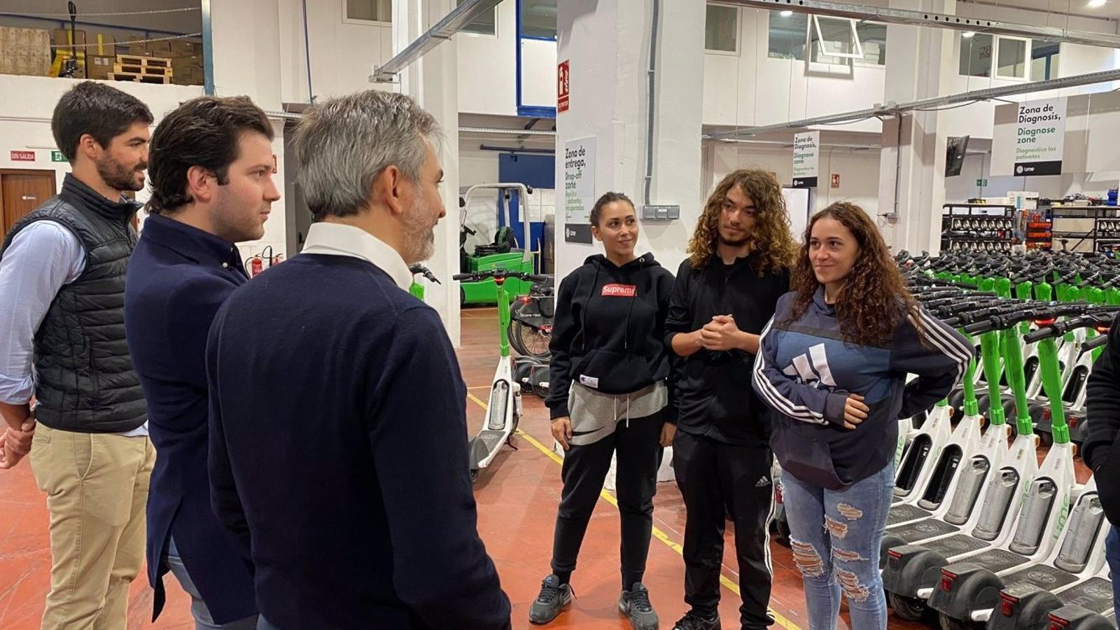 Un programa del Ayuntamiento de Madrid impulsa la inserción laboral de jóvenes vulnerables con formación en mecánica y micromovilidad