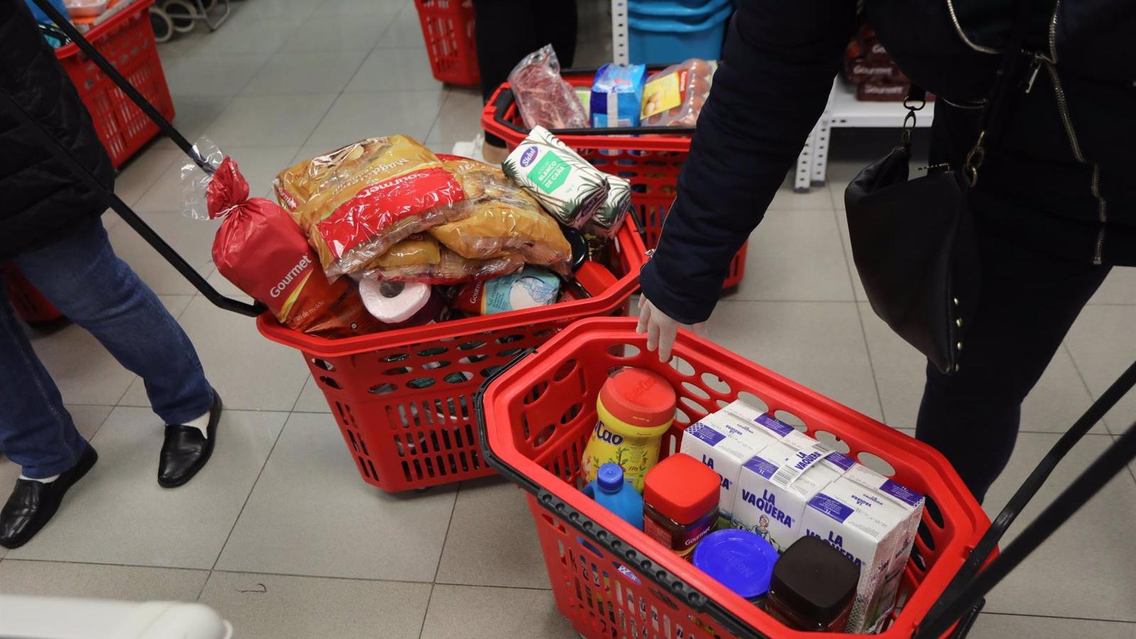 Cáritas incorpora el QR para que las personas vulnerables puedan comprar alimentos sin estigma y usando menos plástico