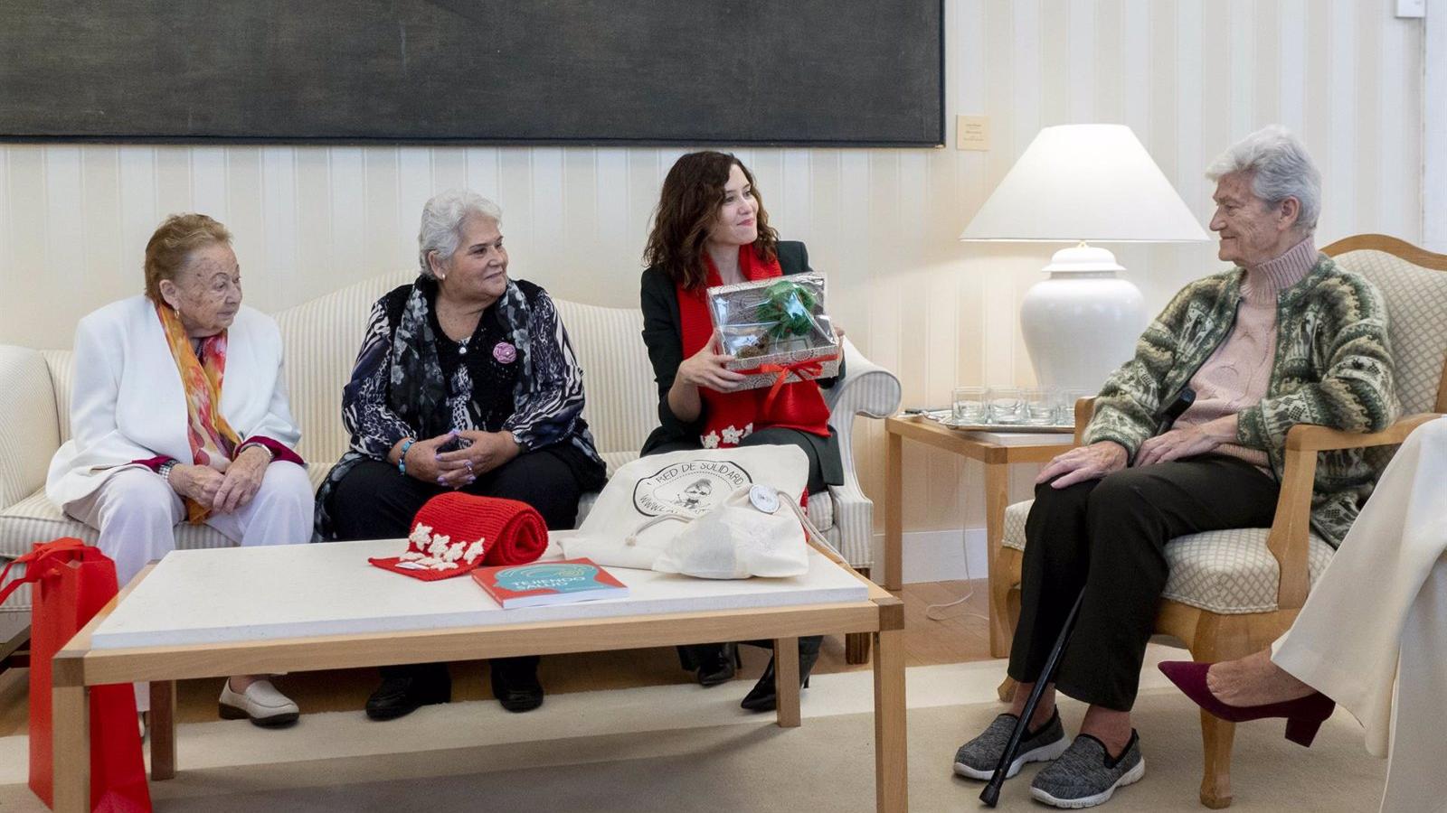 Díaz Ayuso recibe a los mayores del proyecto Tejiendo Solidaridad de residencias para favorecer el envejecimiento activo