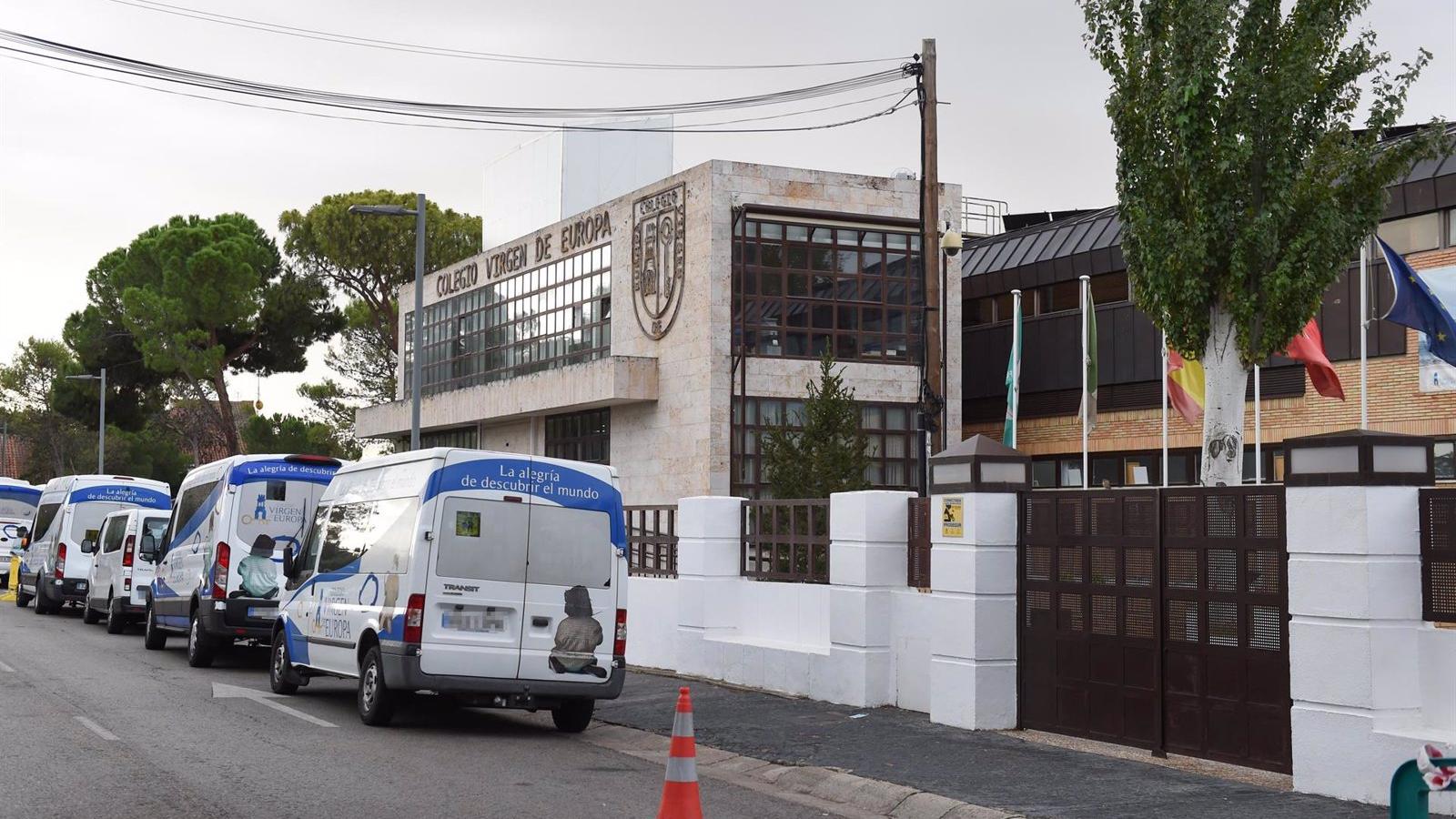 El Colegio Virgen de Europa asegura que actuó "de forma inmediata" y que apartó al profesor acusado de grabar a alumnas