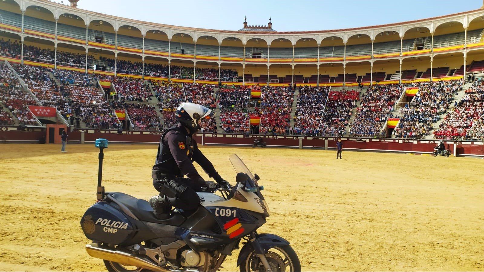 17.500 niños de 163 colegios llenan Las Ventas para ver en acción a Tedax, Guías caninos y otras unidades policiales