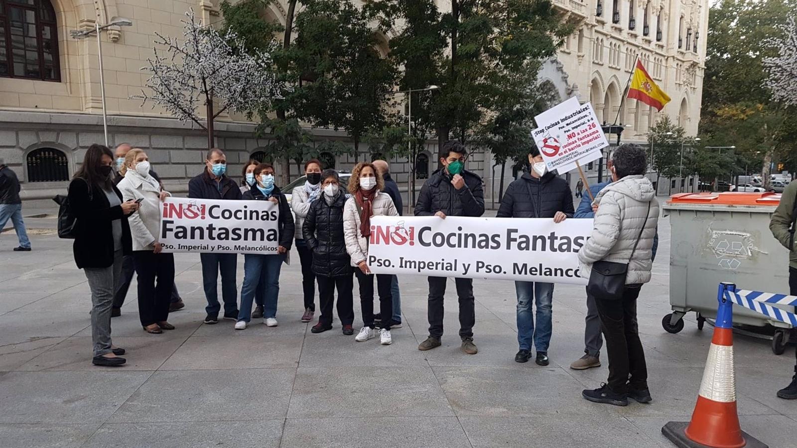 El delegado de Urbanismo, Mariano Fuentes, pregunta a la izquierda si después de las cocinas agrupadas irán contra "churrerías o asadores de pollo"