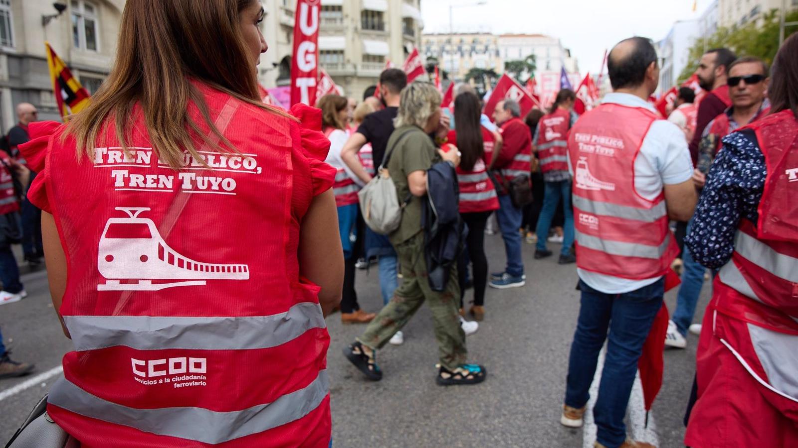 Unos 1.500 trabajadores de Renfe se concentran frente al Congreso para pedir un nuevo convenio
