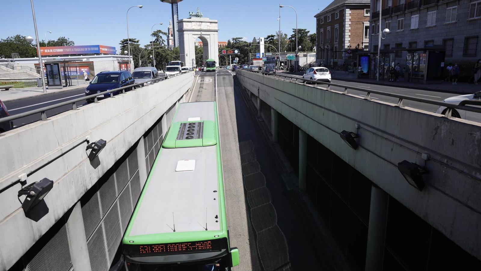 Detenido un joven en Madrid tras golpear al conductor de un autobús lleno de pasajeros y obligarle a desviar su ruta