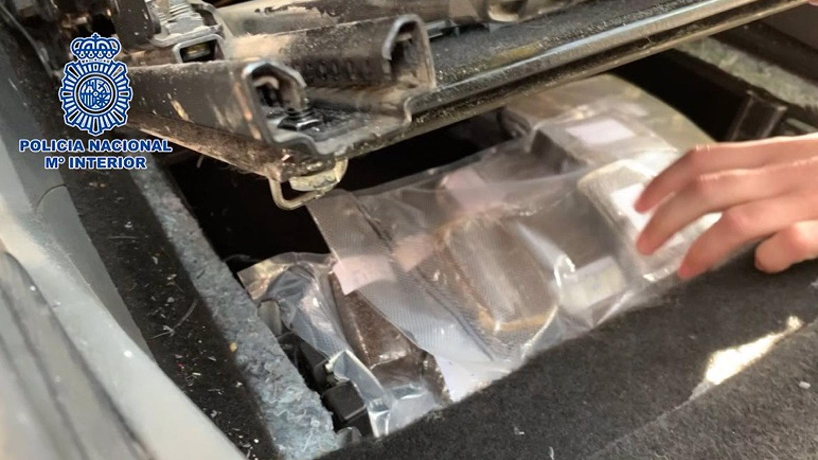 24 detenidos y 20 kilos de cocaína incautados a una banda que distribuía droga con vehículos 'caleteados'
