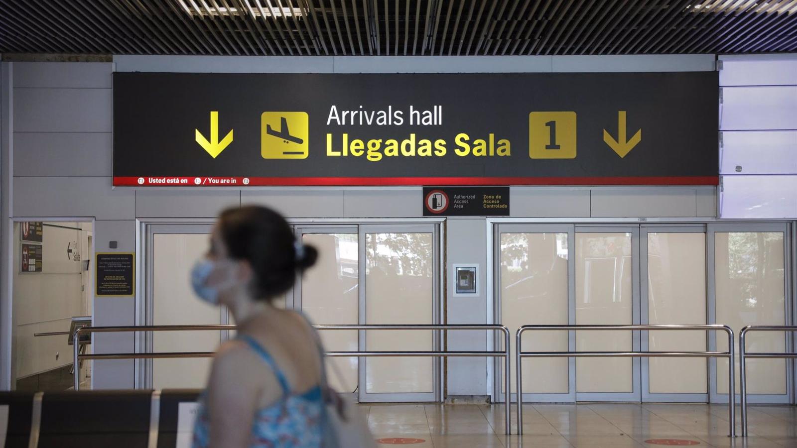 Aerolíneas y agencias de viajes reclaman al Ministerio de Sanidad el fin del uso obligatorio de la mascarilla en el avión