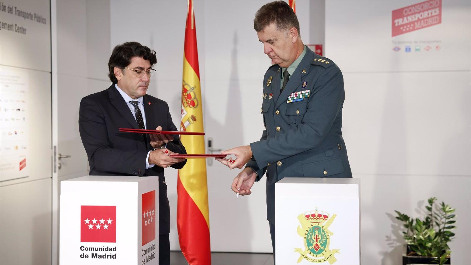 Renovada la cesión de la Comunidad a la Guardia Civil de un vehículo para  vigilancia del transporte por carretera