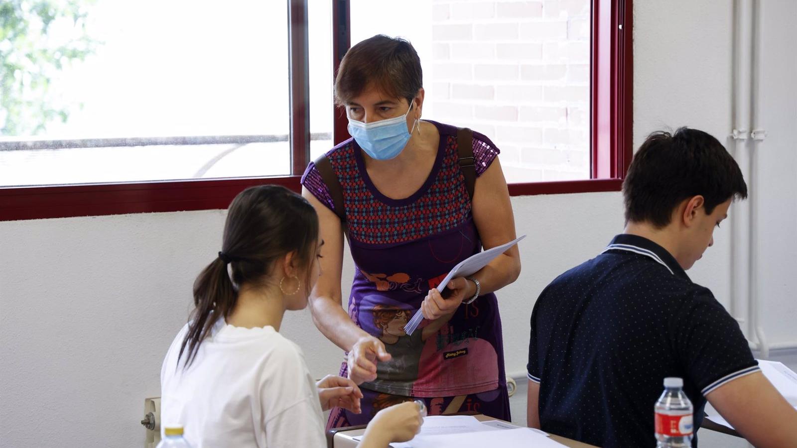 Charlas sobre los riesgos de las criptomonedas en los centros educativos de la región