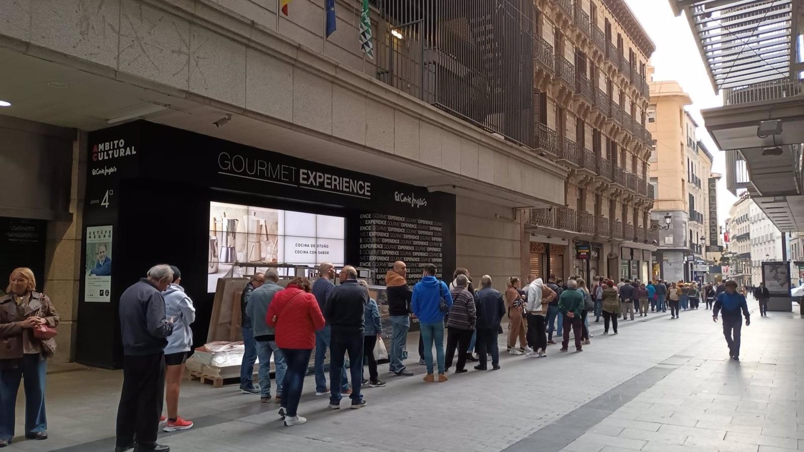 Largas colas de madrileños buscan suerte para 'El Gordo' en Doña Manolita