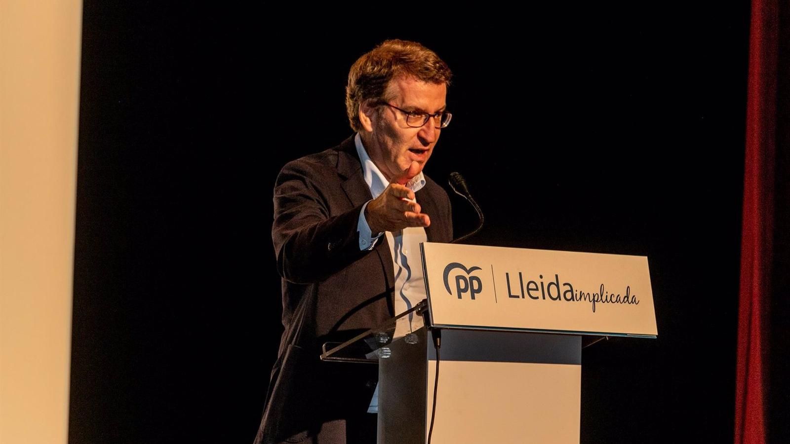 Feijóo propone ampliar la tarifa plana hasta los 35 años y acusa a Sánchez de querer "comprar" a los jóvenes con cheques