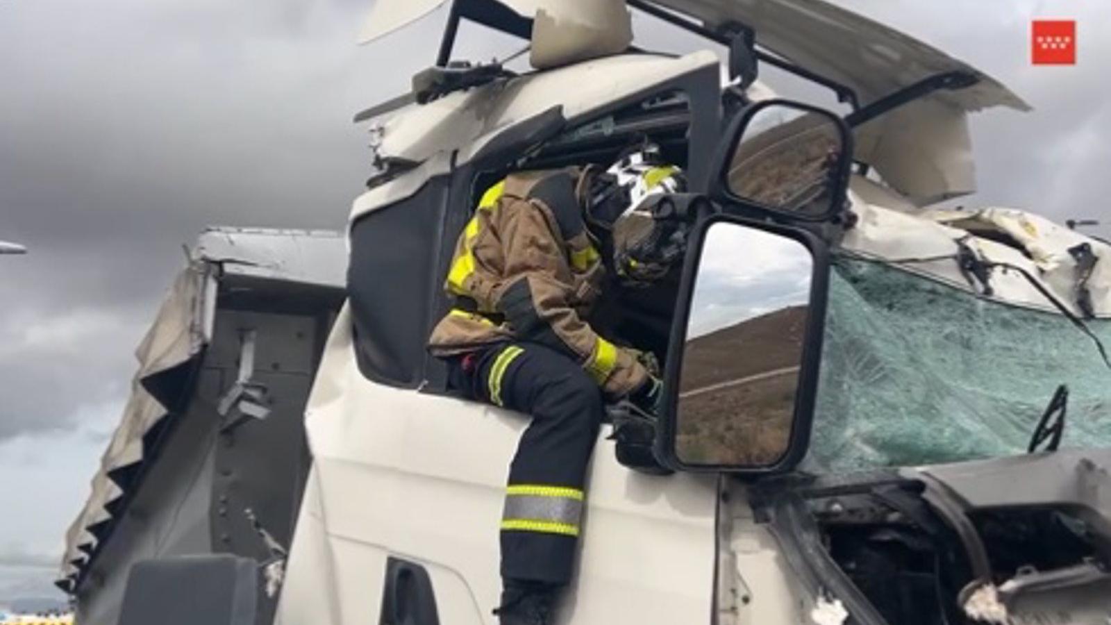  Herido grave un camionero al chocarse contra una grúa en la M-50