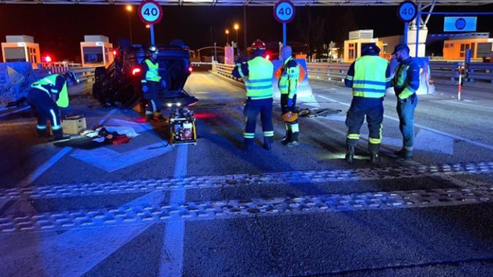 Los Bomberos rescatan a un hombre que estaba atrapado en su vehículo tras volcar en la R3