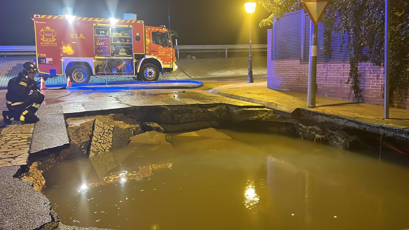  La rotura de una tubería de agua provoca un socavón e inunda varios garajes en Camarma de Esteruelas