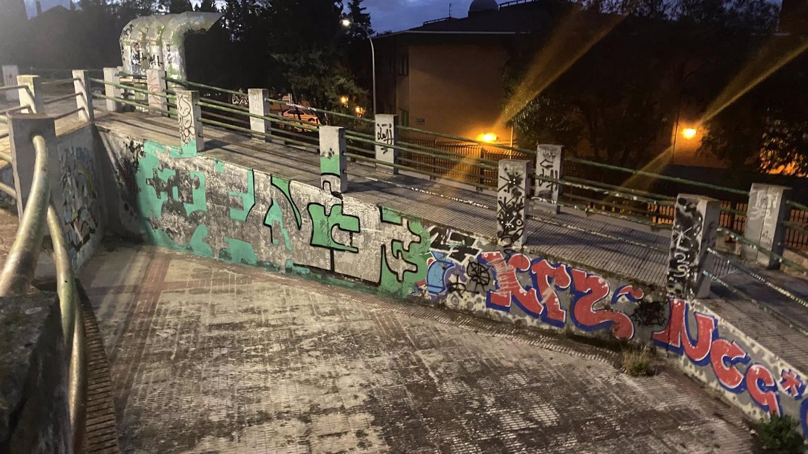 Pillan a tres jóvenes pintando grandes grafitis en comunidades de vecinos de Coslada