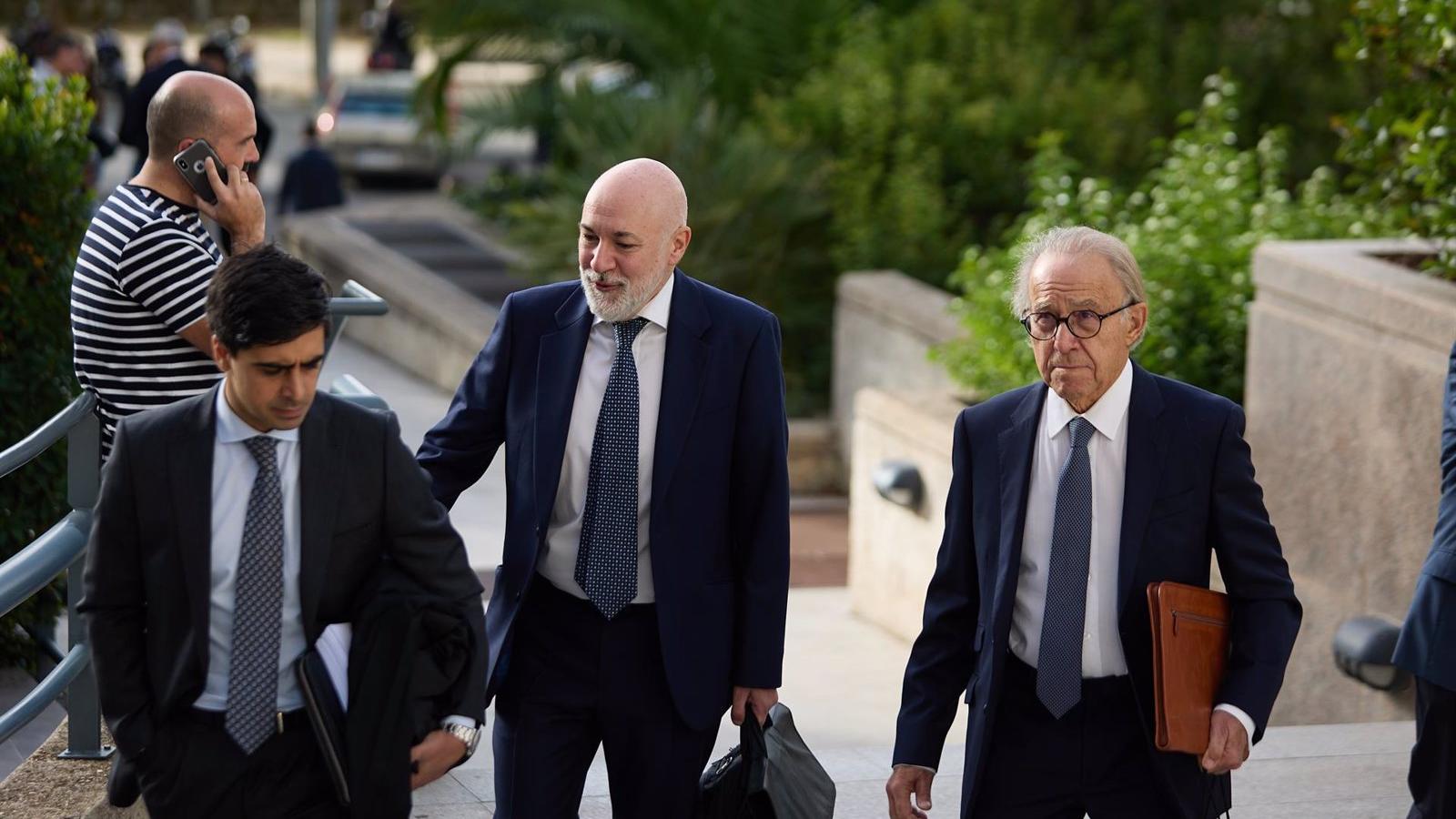 La fiscal rebaja la pena a la presunta trama acusada de desviar 2,4 millones de la UCM por dilaciones