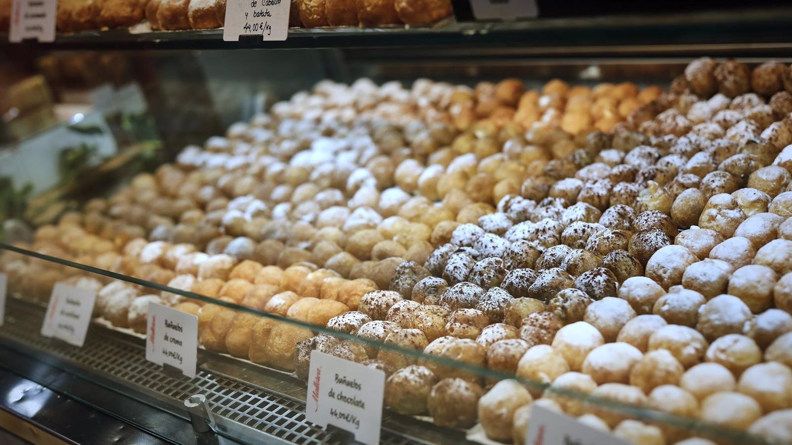 Las pastelerías madrileñas venderán estas fechas más de 450.000 dulces tradicionales, 300.000 de ellos buñuelos
