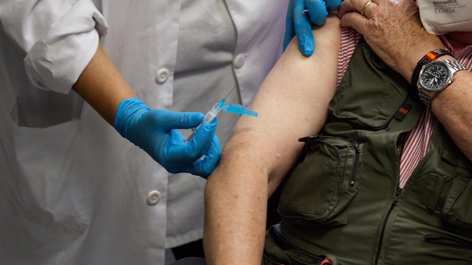 La Comunidad inicia la vacunación de gripe y cuarta dosis de Covid a mayores de 60 años y grupos de riesgo en 800 puntos