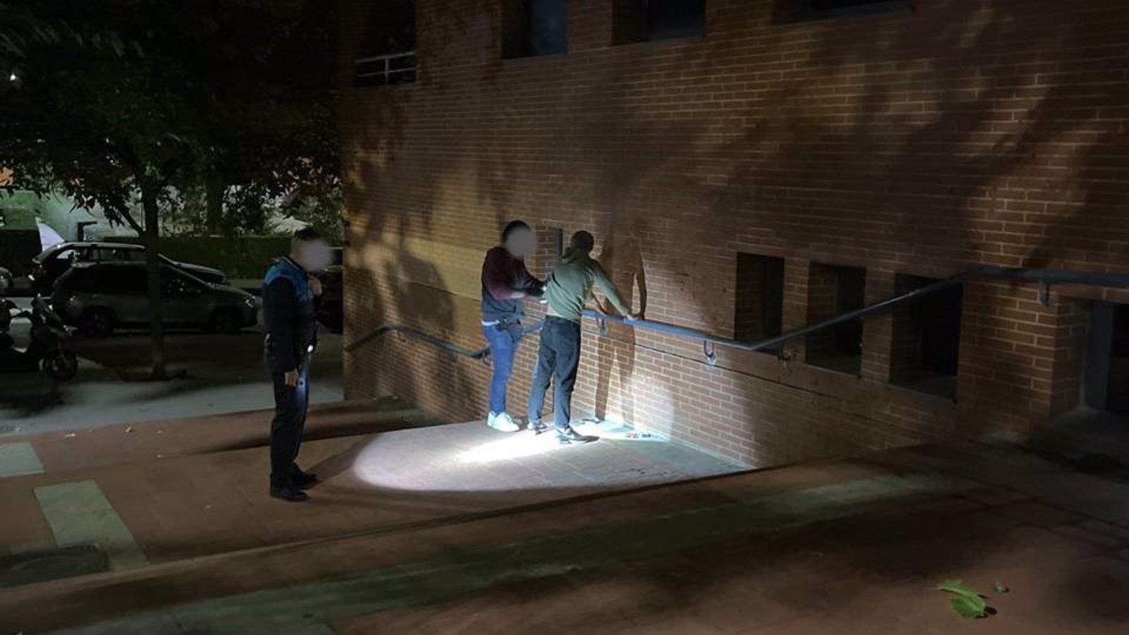 Detenidos en Coslada dos ladrones que robaron en una casa y a otro que se llevaba objetos de los coches