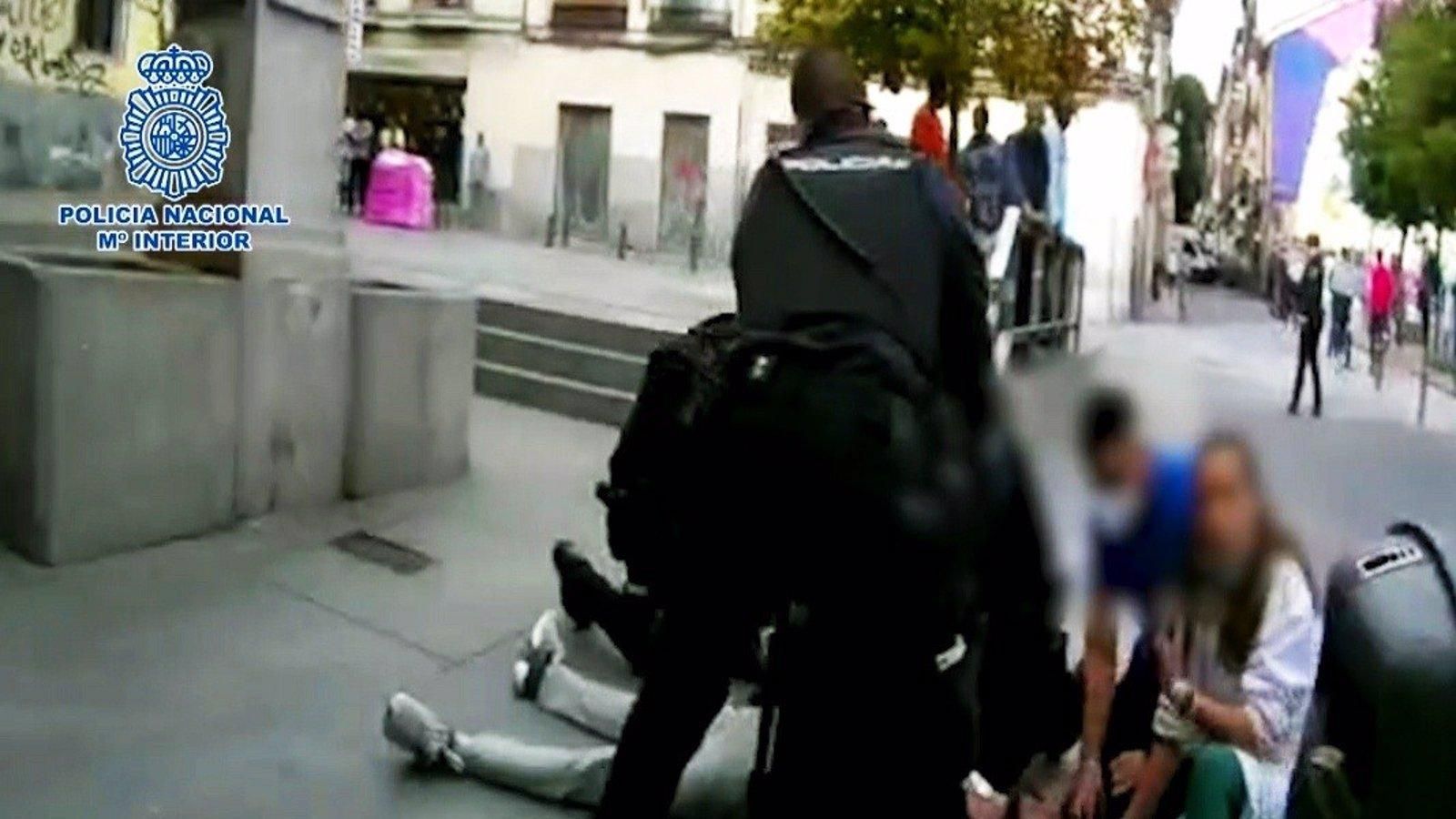 Policías salvan la vida a un hombre que sufrió un infarto en la plaza Nelson Mandela