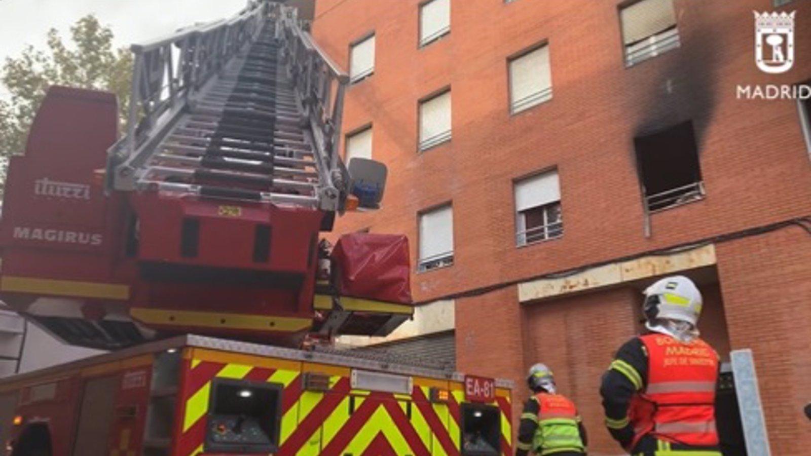 Muere un hombre y rescatan a tres vecinos en el fuego de un edificio de Puente de Vallecas