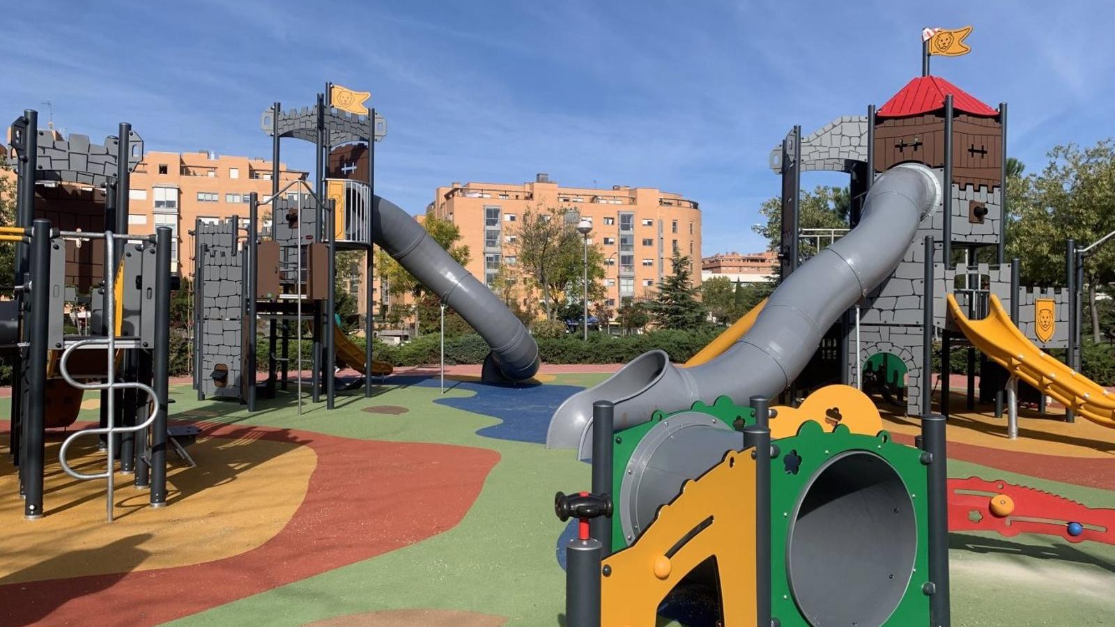 El barrio de Valdefuentes estrena dos nuevas zonas infantiles accesibles