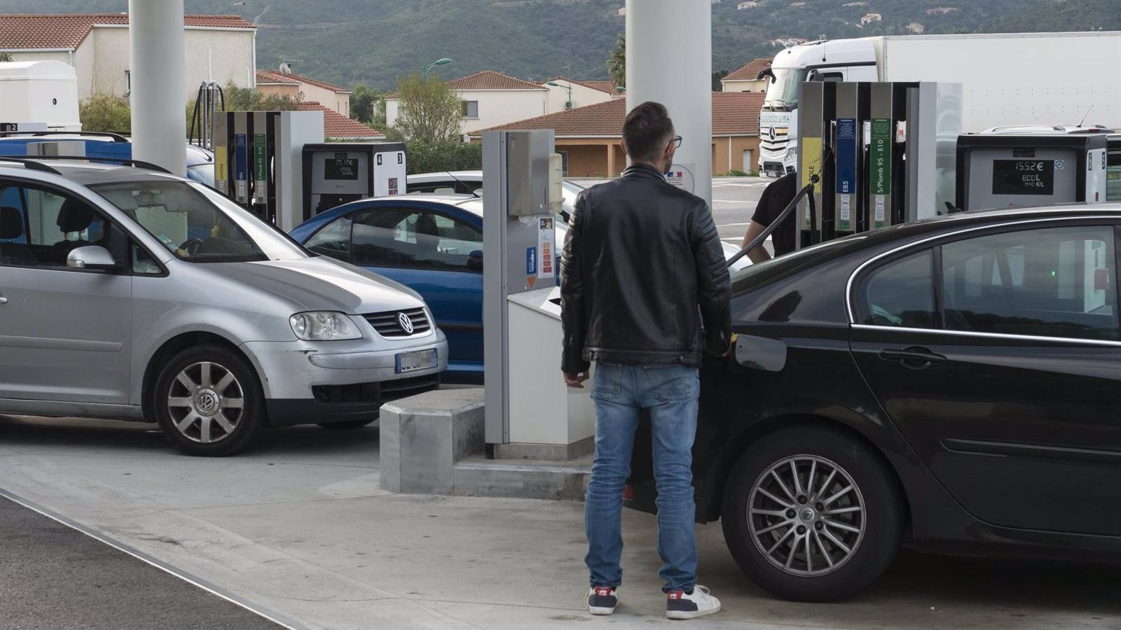 El precio de los carburantes corta su tendencia alcista