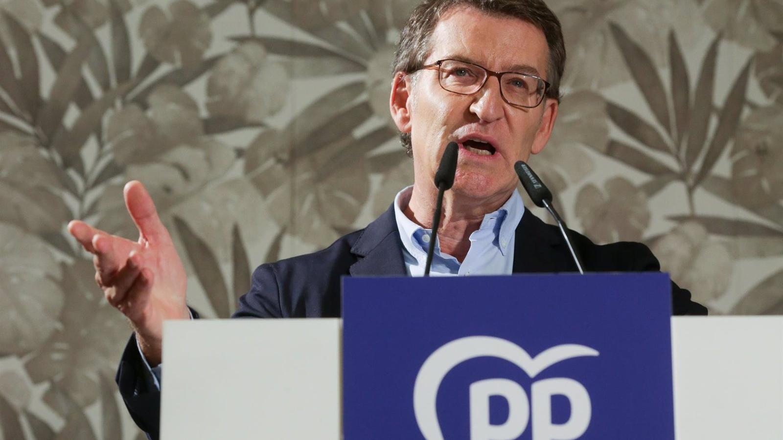 Feijóo pide recuperar la deducción por vivienda y que la banca ayude a rentas medias y bajas a pagar las hipotecas