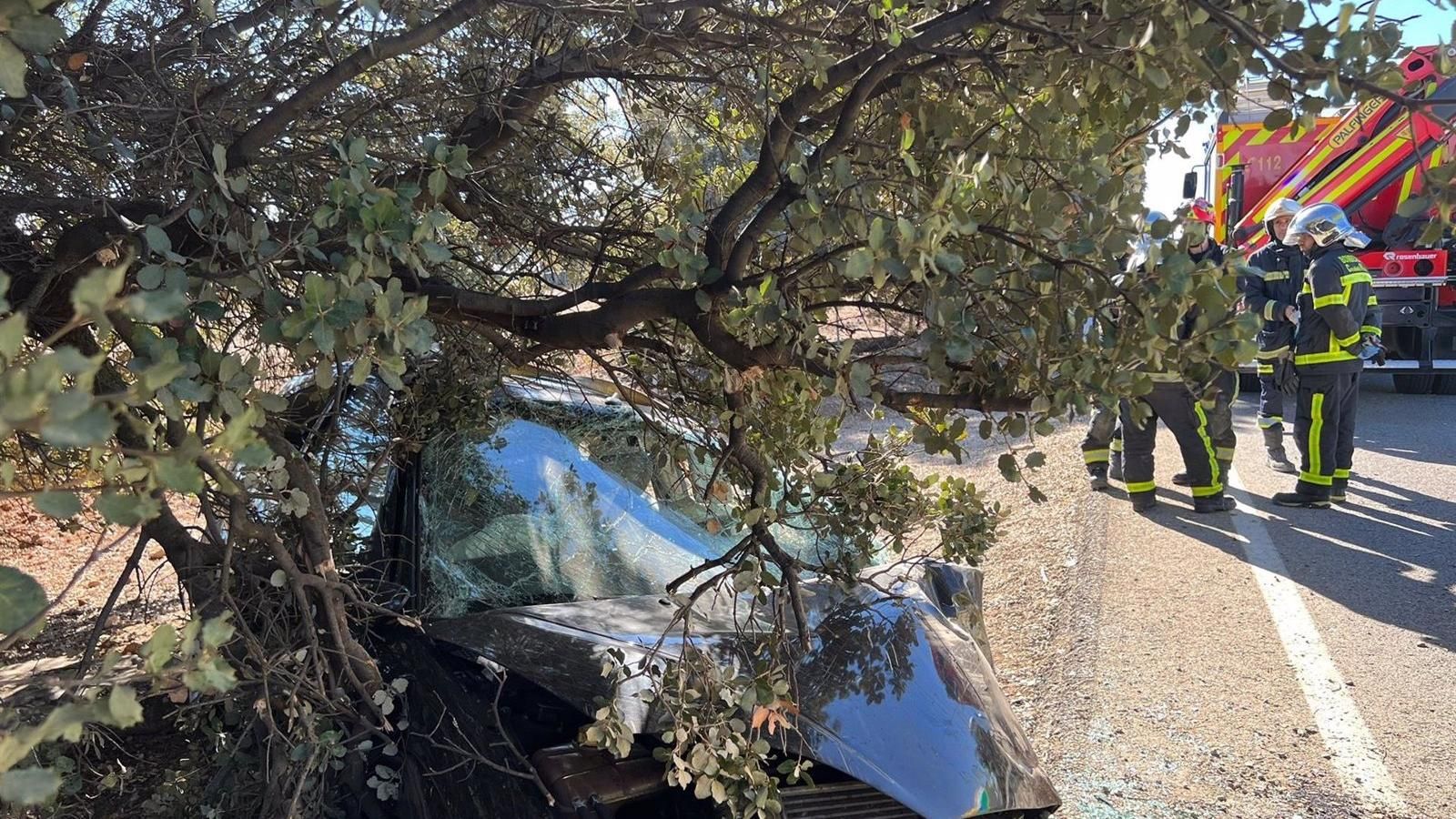 Trasladada al hospital grave una mujer de 46 años tras impactar de forma violenta contra un árbol