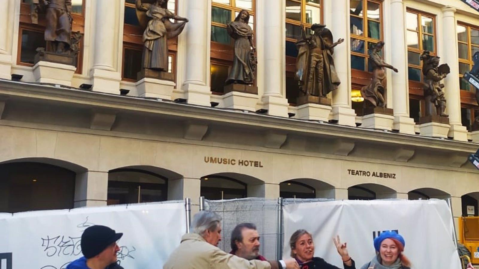 La plataforma de Ayuda al Teatro Albéniz celebra su reapertura tras 17 años de lucha jurídica, cultural y ciudadana
