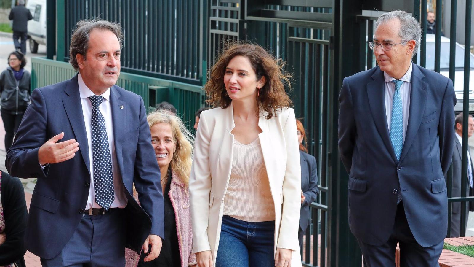 Díaz Ayuso espera poder llegar a un acuerdo con los auxiliares médicos e insiste en que es la izquierda la que quiere "reventar" todo