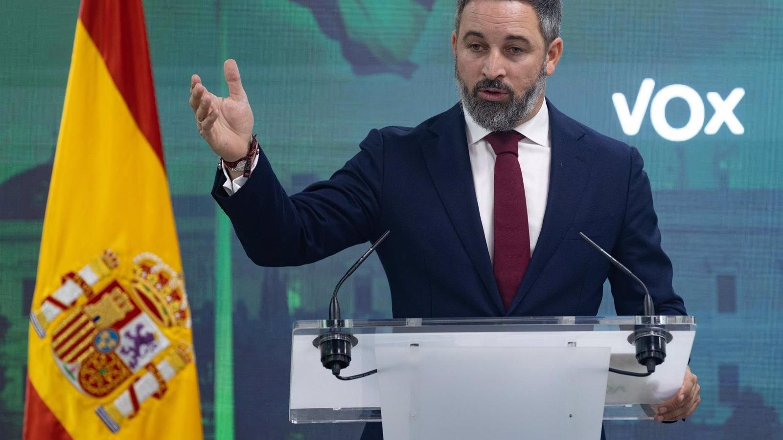 Abascal propone a Feijóo pactar una moción de censura y no aclara si Vox dará el paso si el PP no la presenta