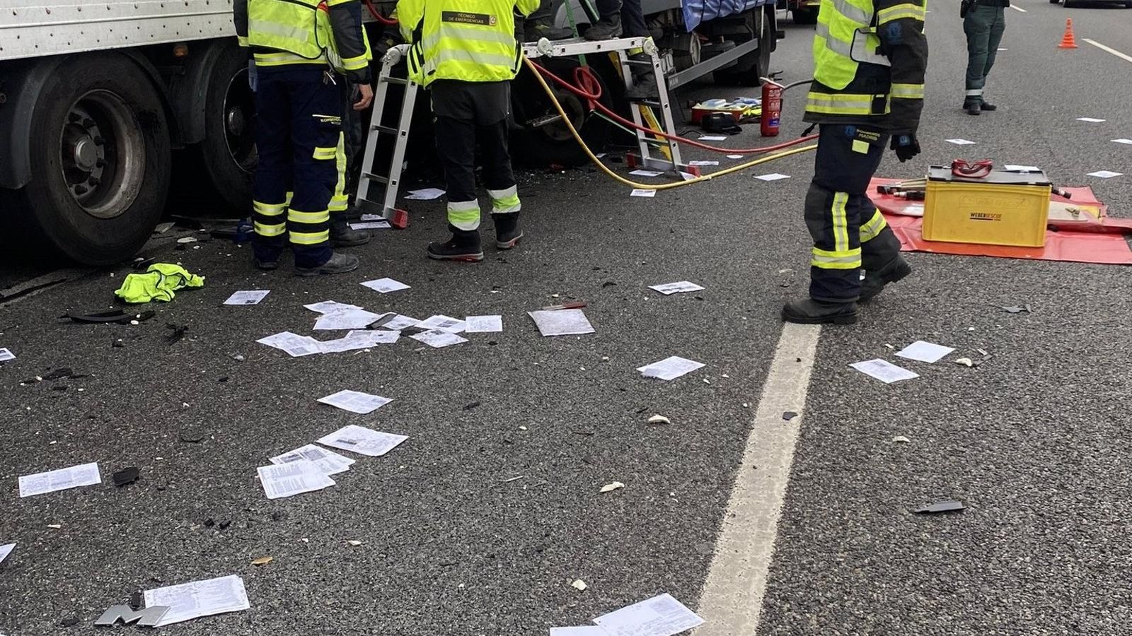  Rescatan herido al conductor de un camión tras una colisión con otro en la M-50