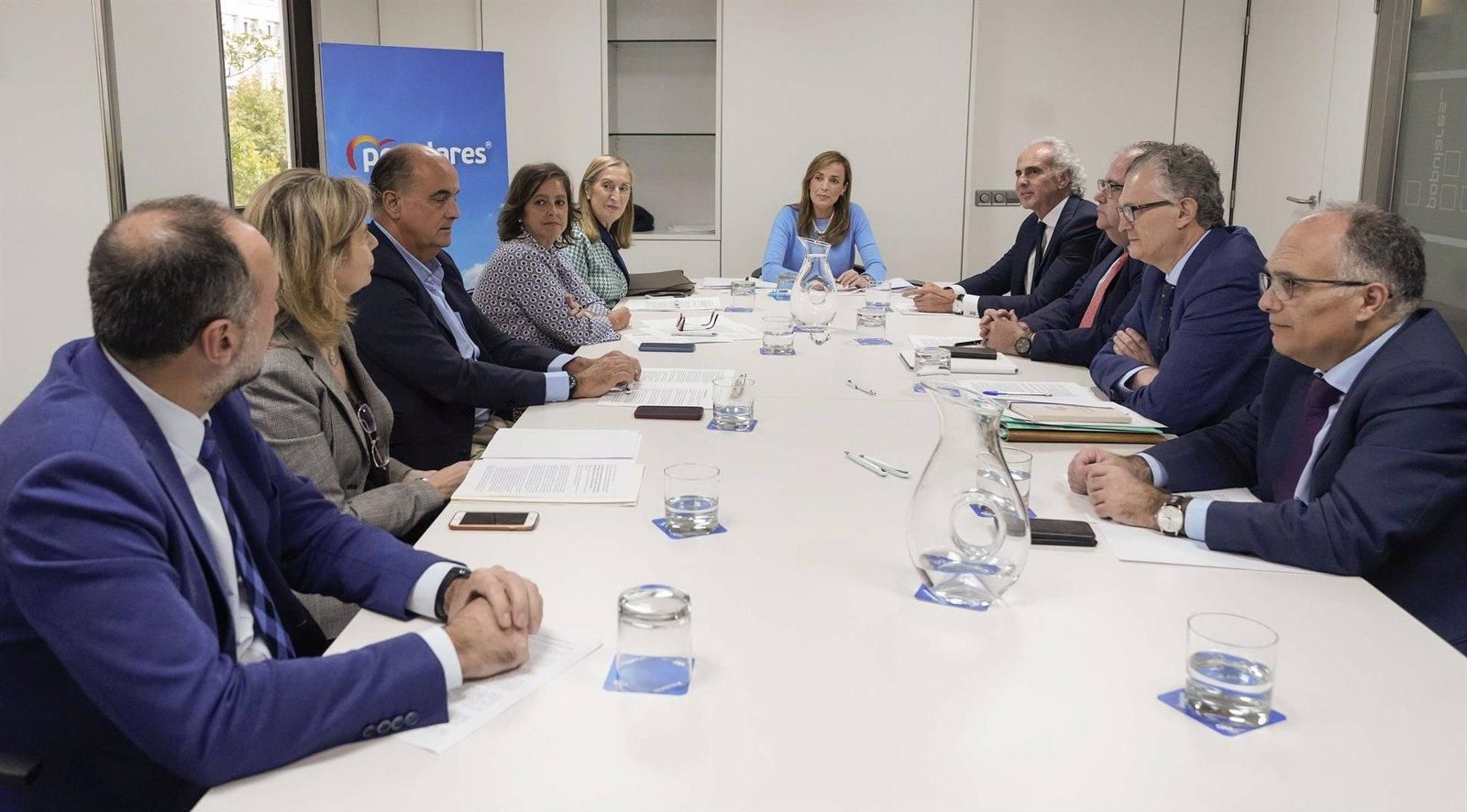Los consejeros de Sanidad del PP piden al Gobierno una "solución consensuada" al "grave déficit" en Medicina de Familia