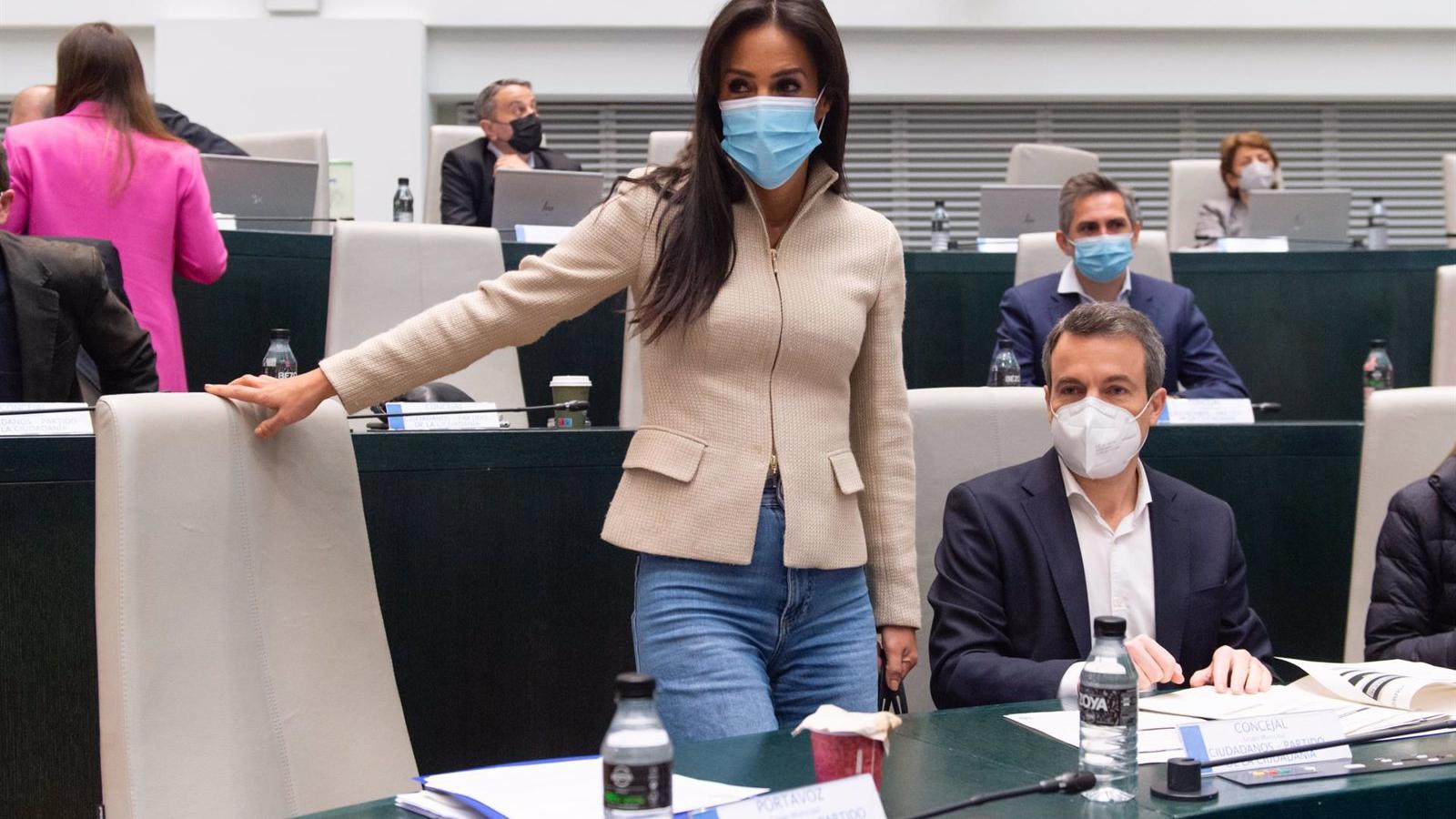 Villacís defiende que usar mascarilla en aviones y transporte público es una medida "inútil" y "dañina para la economía"