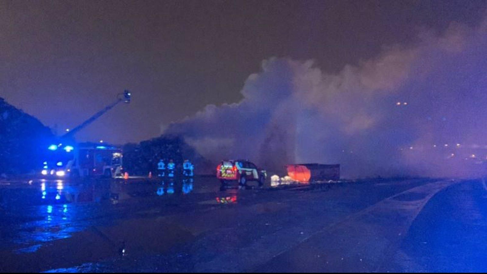 Extinguido un fuego de chatarra en terrenos de ADIF en Villaverde que impide a los vecinos salir a la calle