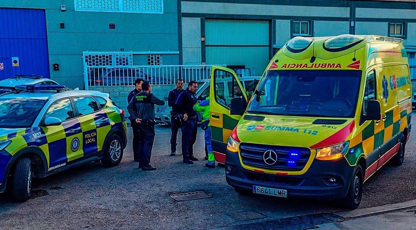  En estado crítico un trabajador atrapado por una prensa en una lavandería en Arganda