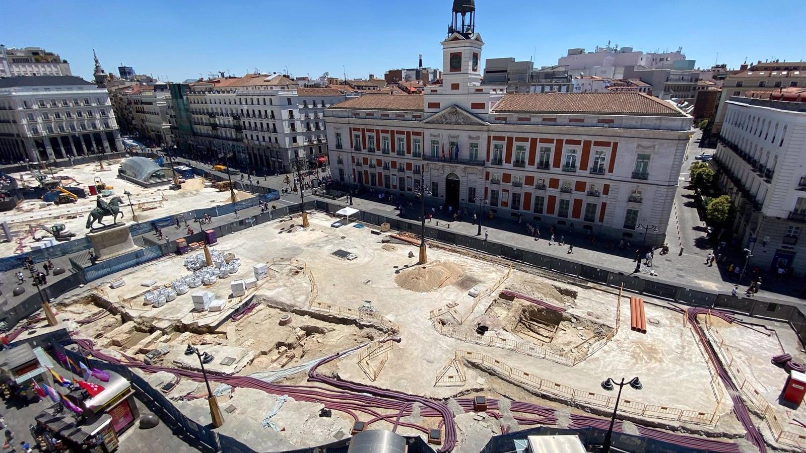 Aparecen nuevos restos arqueológicos en la Puerta del Sol, cuya inauguración será en primavera