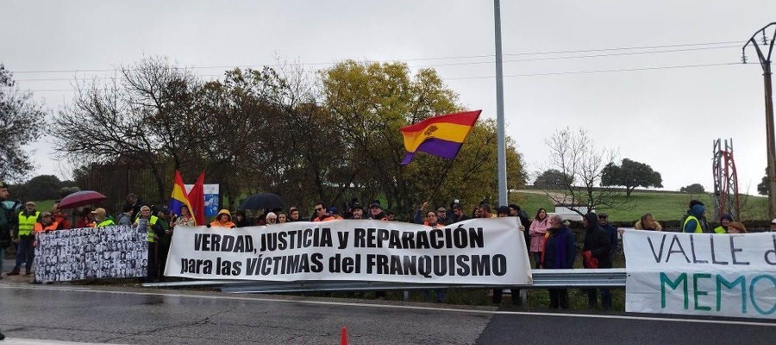 Víctimas del franquismo exigen la salida de 'okupas' benedictinos y la desacralización del Valle de los Caídos