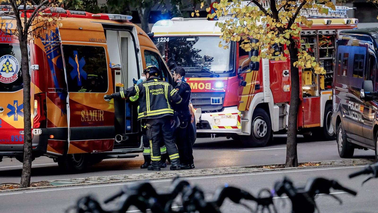 Desalojadas tres viviendas en Retiro tras un fuego en el falso techo de un local