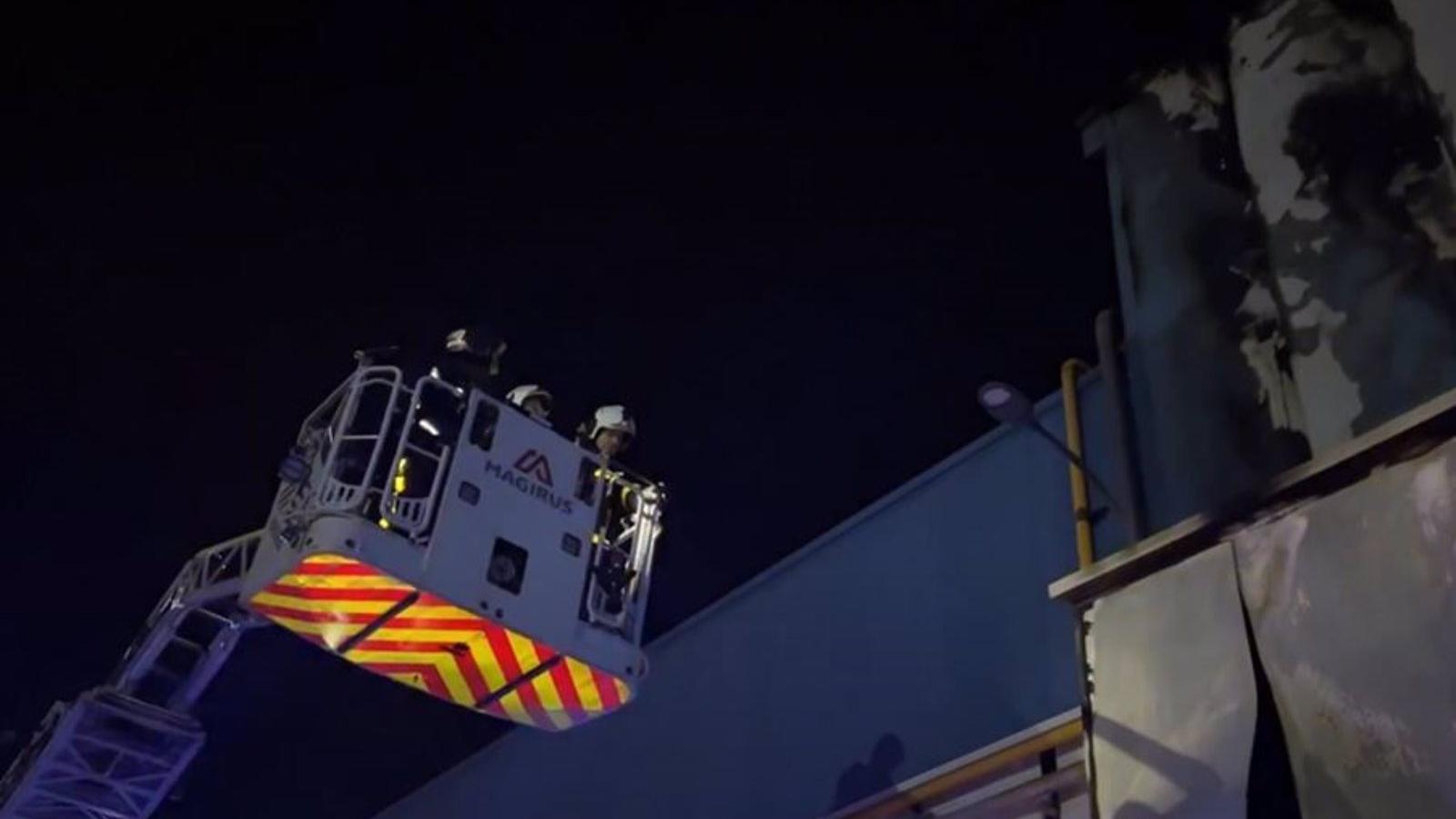  Bomberos controlan un fuego en una nave del Matadero Madrid Norte, en San Agustín de Guadalix