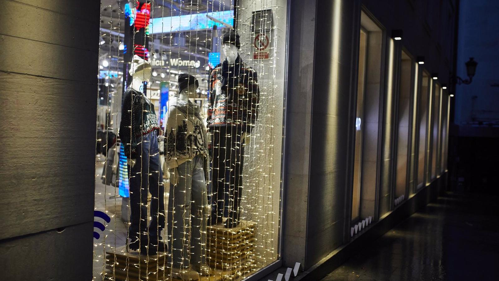 Díaz Ayuso y Martínez Almeida piden que los escaparates se iluminen después de las 22 horas en Navidad