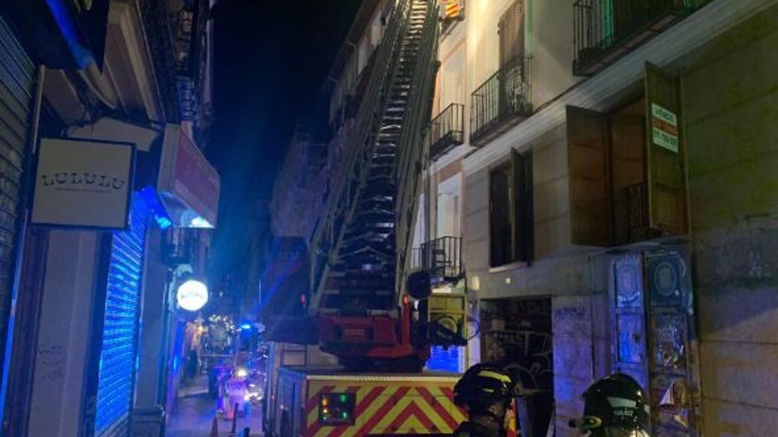  Herido grave un hombre tras caerle una losa de escayola de una fachada desde 12 metros de altura en Malasaña