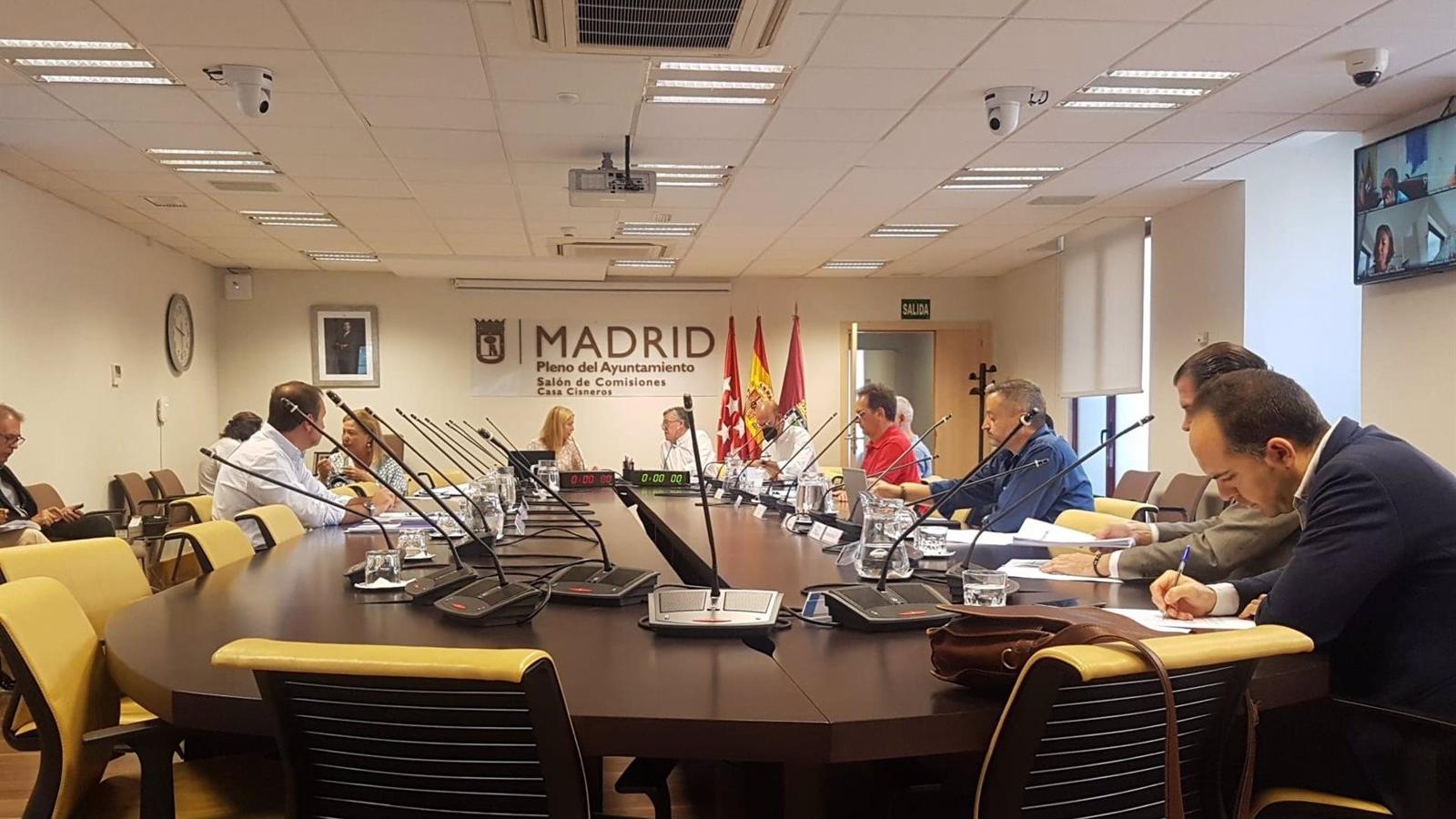 La delegada de Obras y Equipamientos de la capital asegura que el soterramiento de la A-5 está "sobre la mesa" homologándolo con la operación Campamento