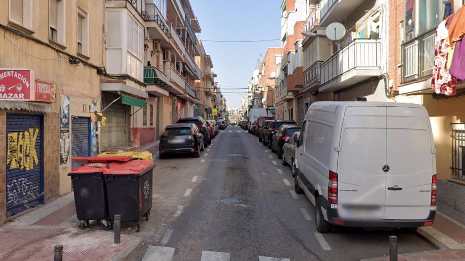 Buscan a dos hombres que agredieron a una mujer en Villaverde tras salir por la ventanilla de su coche