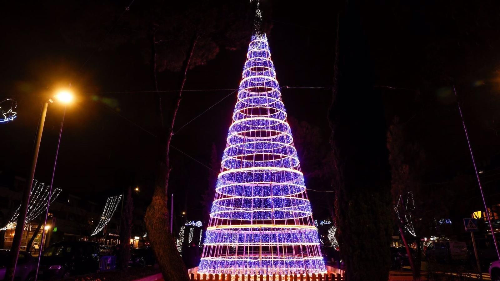 Cerca de un millón de luces led adornan las principales calles de Pozuelo para celebrar la Navidad