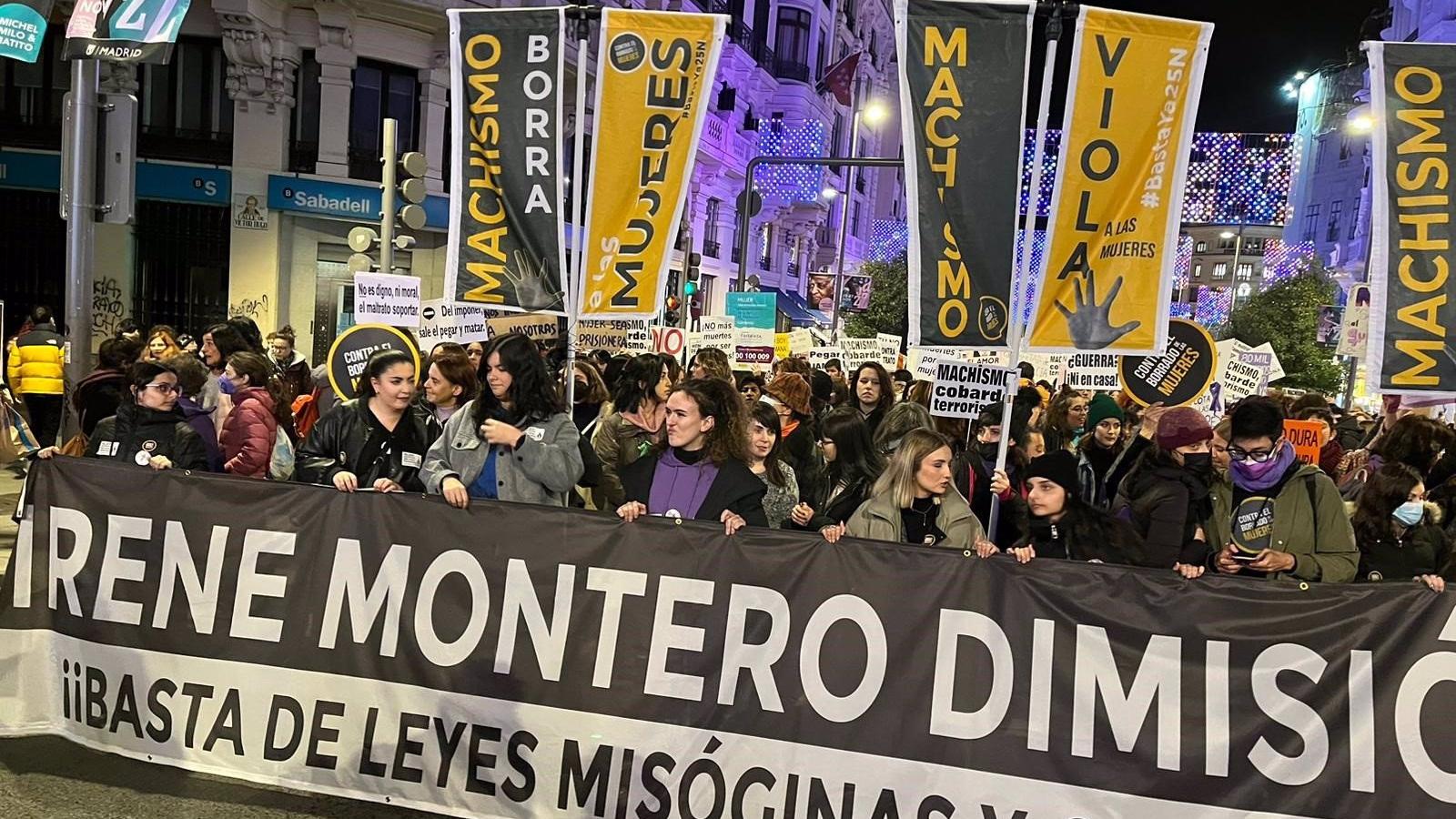 Ministras socialistas en la marcha en Madrid por el 25N con gritos de 'Irene Montero, dimisión'