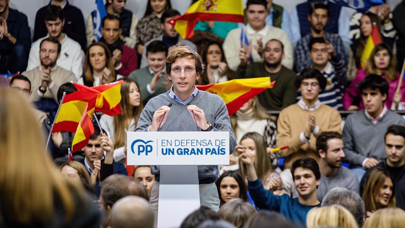 Martínez-Almeida acusa a Sánchez de dejar que los que quieren irse de España estén cambiando el país "por la puerta de atrás"